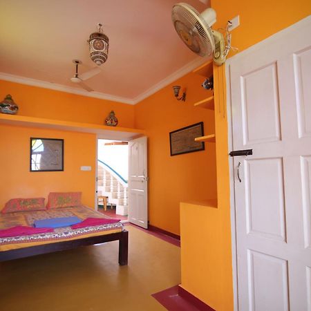 Holi-Wood Guesthouse Pondicherry Bagian luar foto
